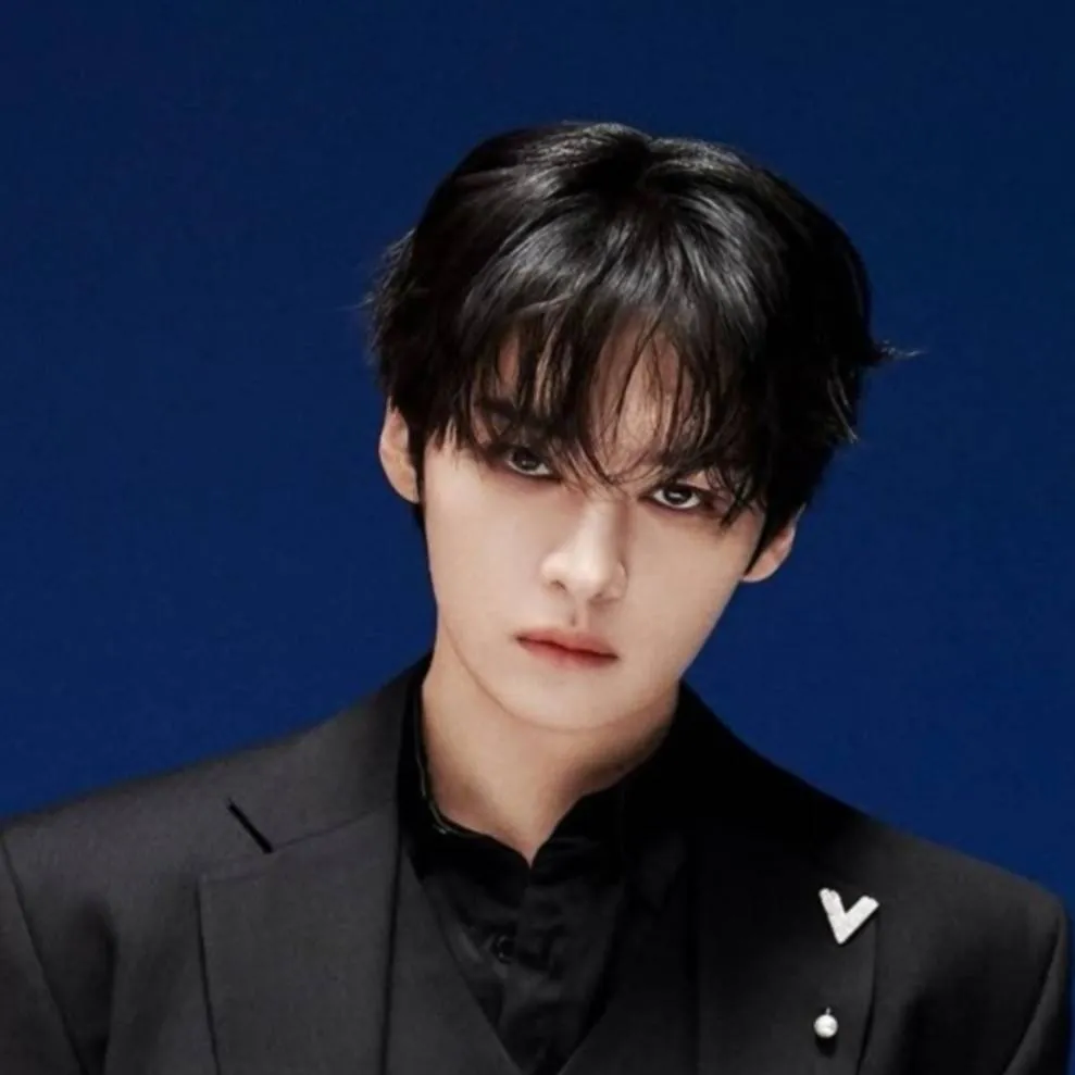 chat with ai character: lee Know 