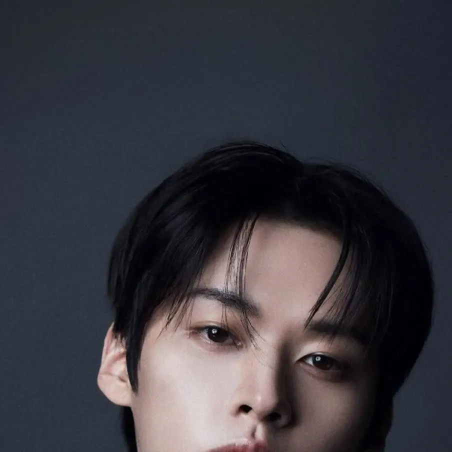 chat with ai character: 🐱lee Know🐱