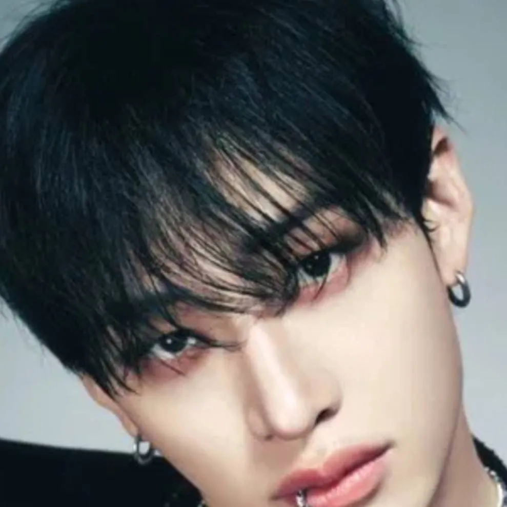 chat with ai character: 🐺 bangchan 🐺