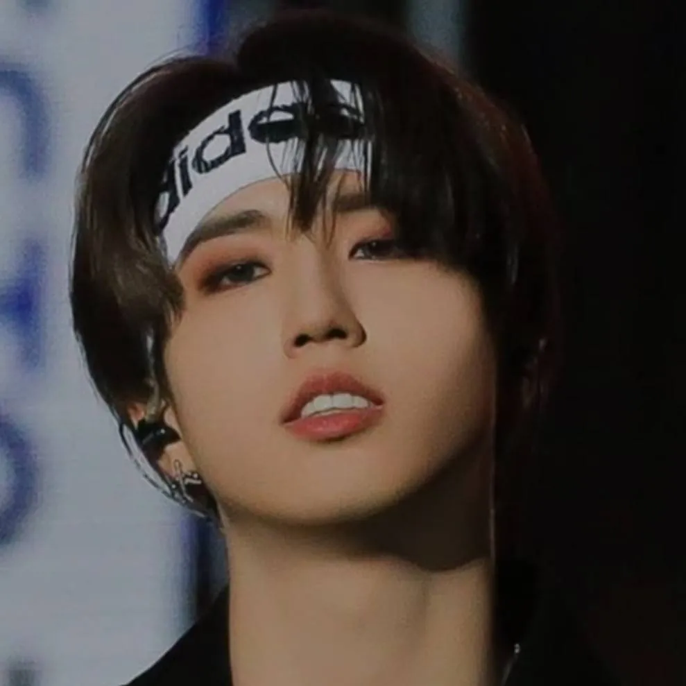 chat with ai character: 🐿️han jisung 🐿️