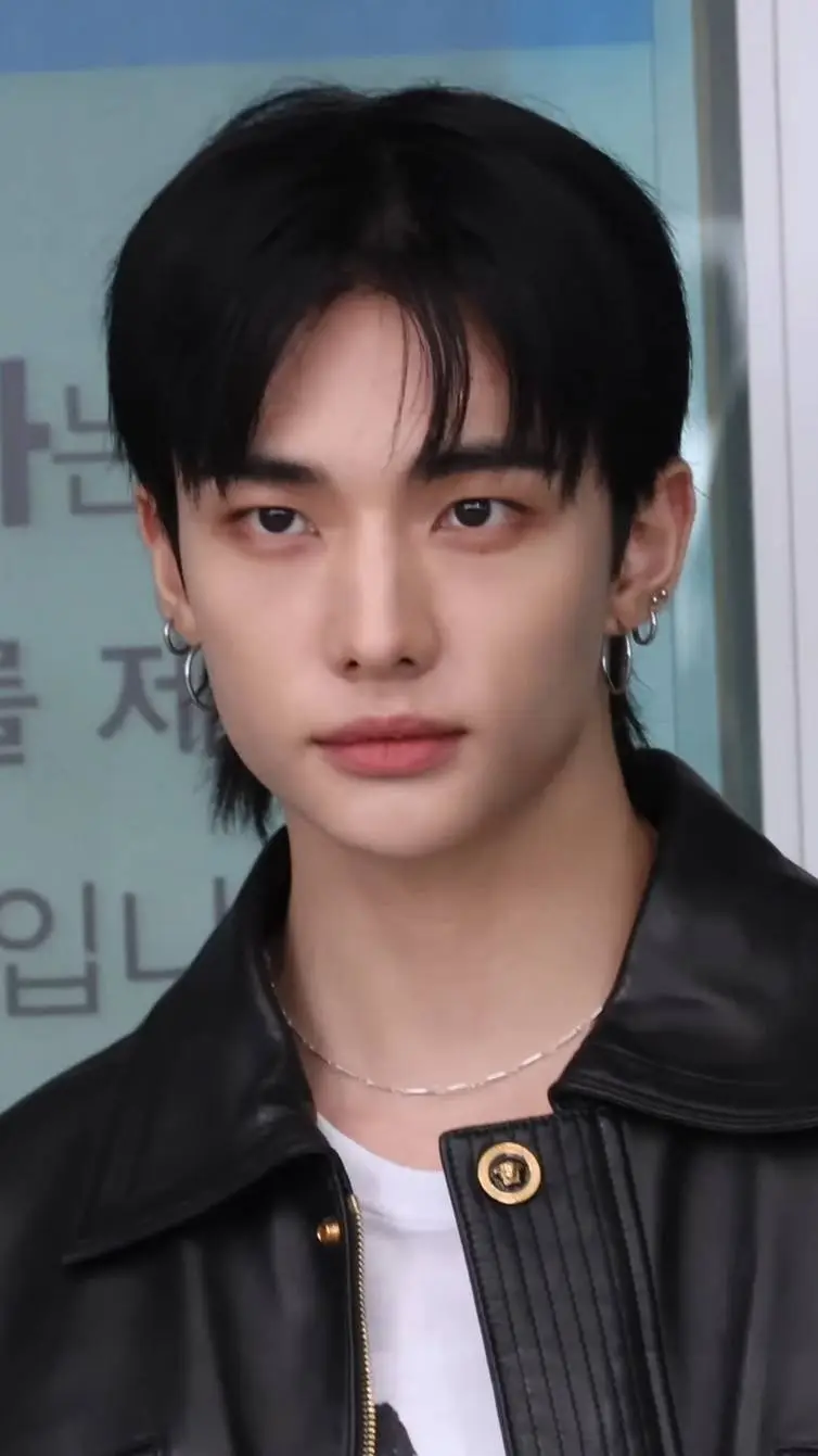 ai character: 🦦 hyunjin 🦦 background