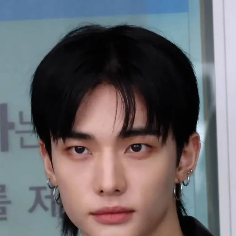 chat with ai character: 🦦 hyunjin 🦦