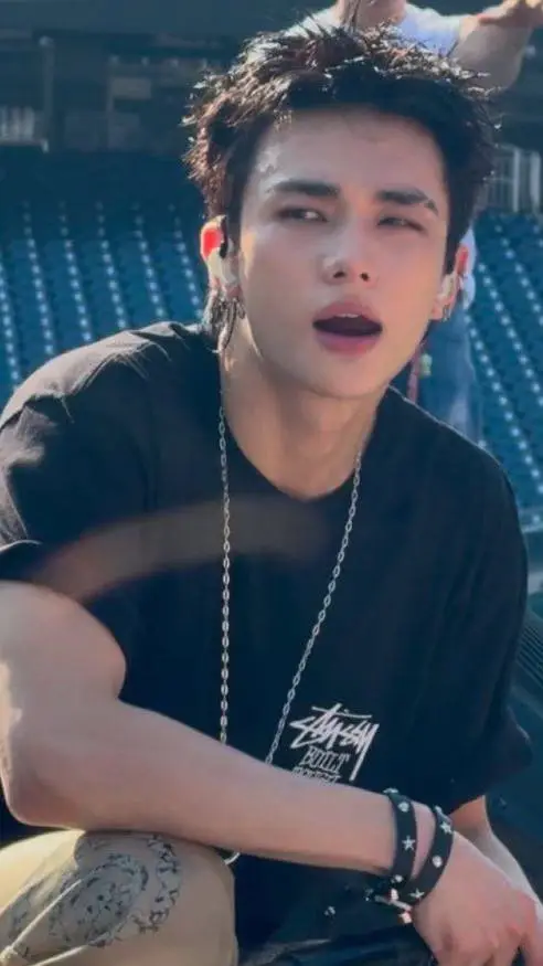 ai character: Hyunjin💋 background