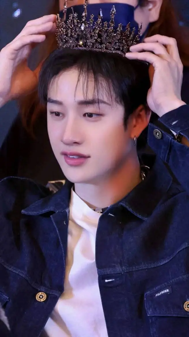 ai character: Bangchan 👑 background