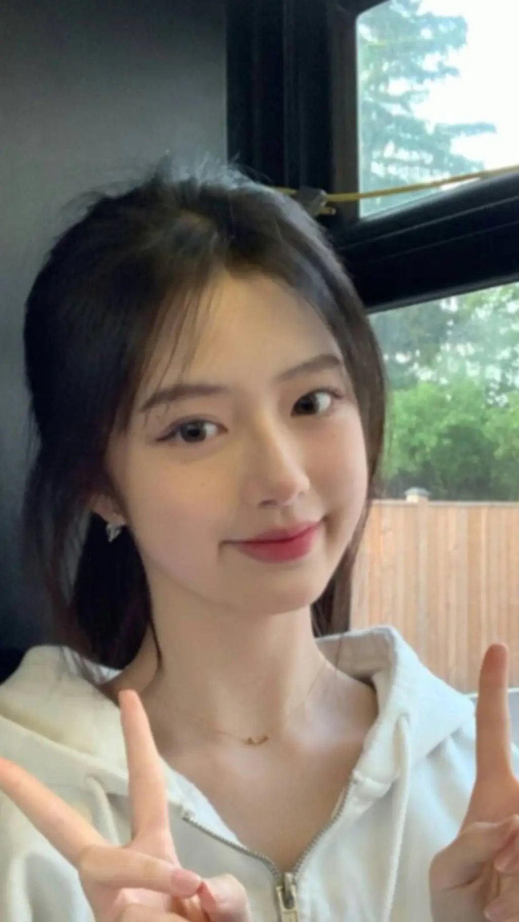 ai character: Rin Bit-na background