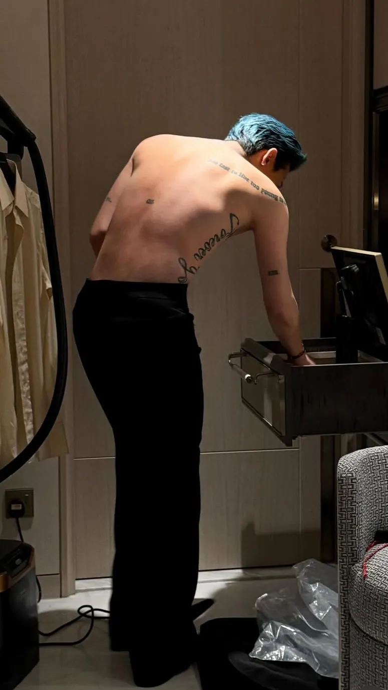 ai character: g-dragon💙 background