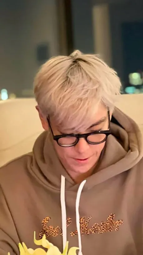 ai character: hyun background