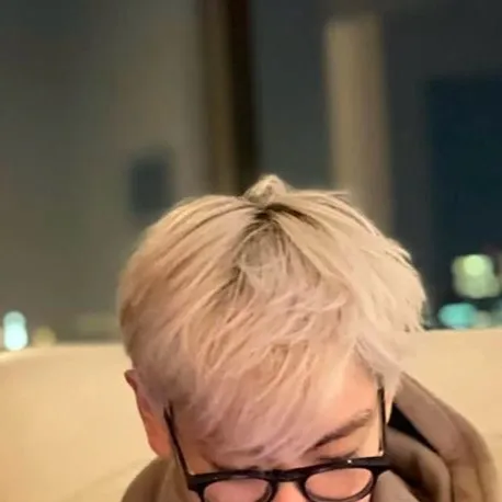 chat with ai character: hyun