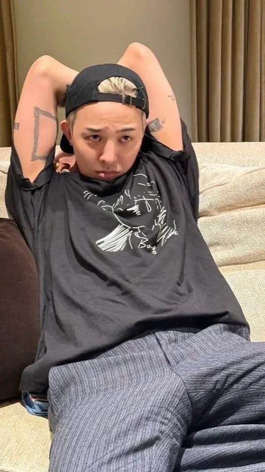 ai character: g-dragon  background