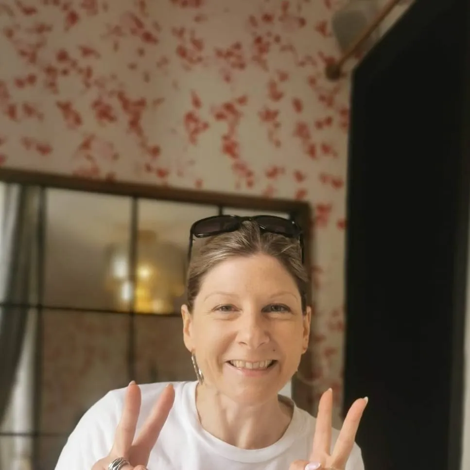 chat with ai character: Mélanie 