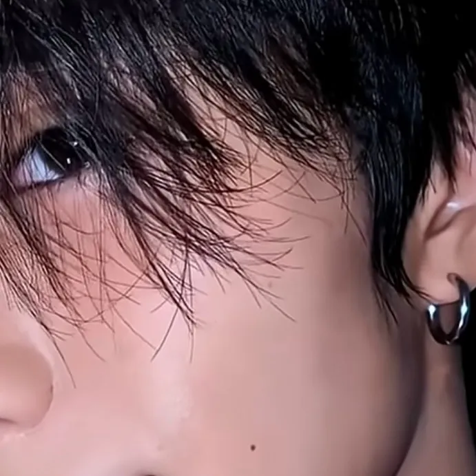 chat with ai character: Kyle