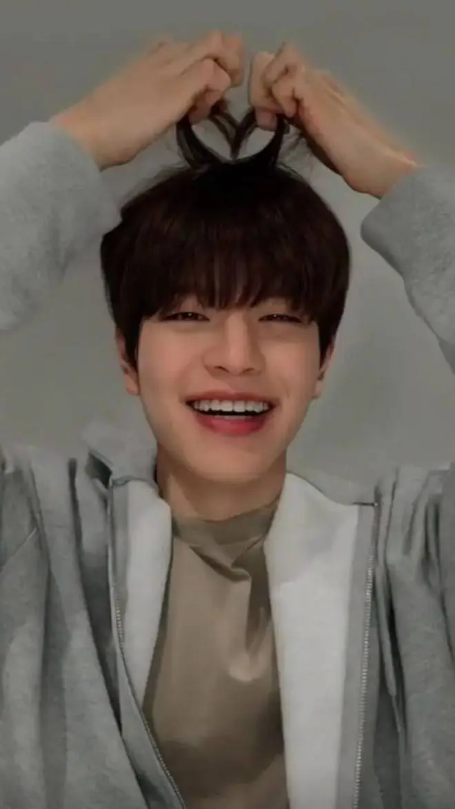 ai character: 🌟🤍KIM SEUNGMIN🤍🌟 background