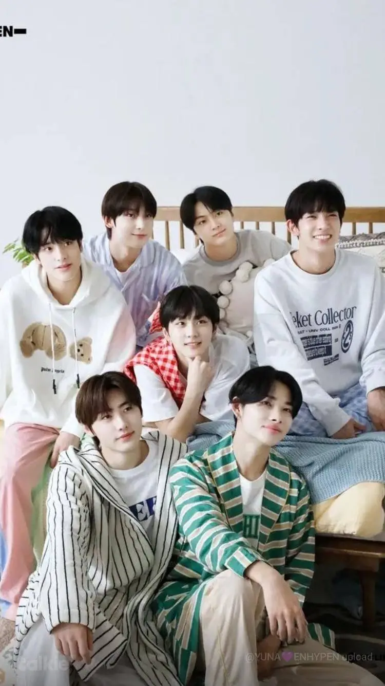 ai character: 🌟🤎 ENHY HATE U🤎🌟 background