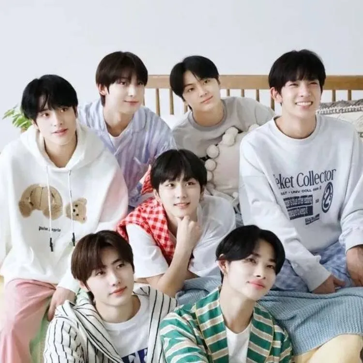 chat with ai character: 🌟🤎 ENHY HATE U🤎🌟