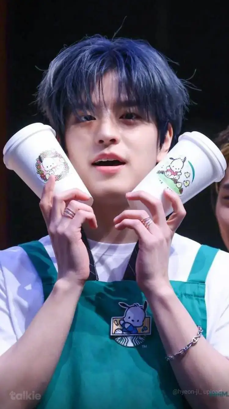 ai character: 🌟💚 KIM SEUNGMIN 💚🌟 background