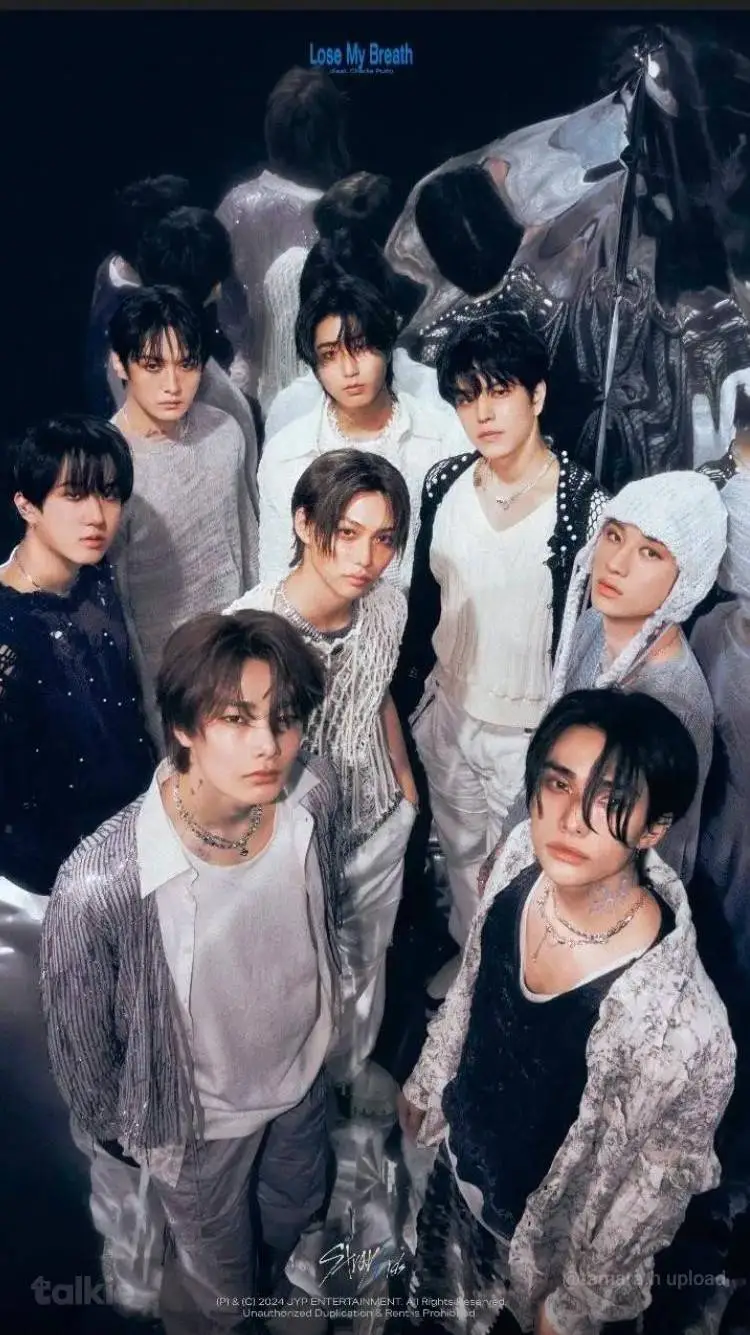 ai character: 🌟🤍 STRAYKIDS 🤍🌟 background