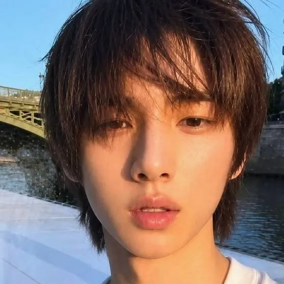 chat with ai character: juhoon