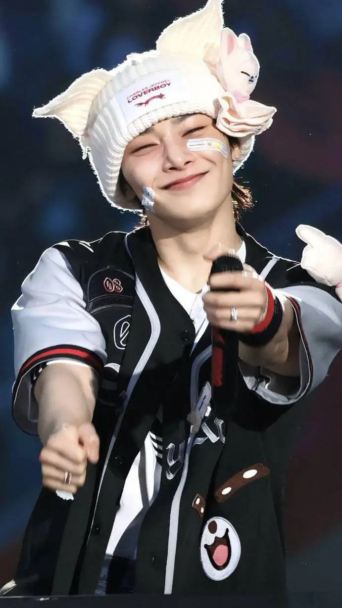 ai character: Jeojin/ I.N🌞 background