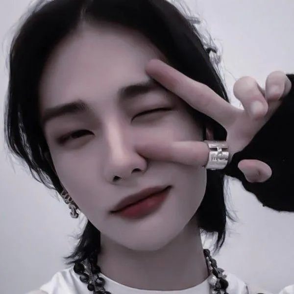 chat with ai character: 𝐻𝑦𝑢𝑛𝑗𝑖𝑛❤️‍🩹