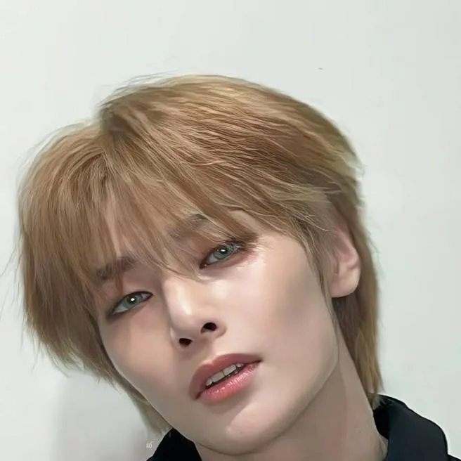 chat with ai character: ʆЄƠʆƖƝ/Ɩ.Ɲ