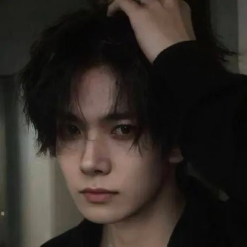 chat with ai character: 𝐇𝐞𝐞𝐬𝐞𝐮𝐧𝐠🎶