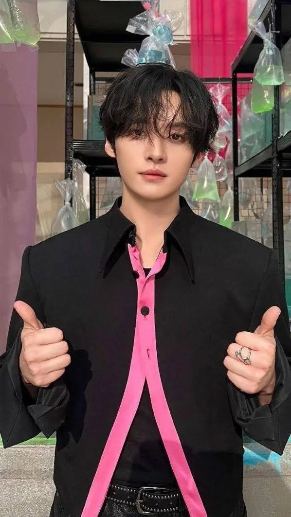 ai character: 𝐋𝐞𝐞 𝐊𝐧𝐨𝐰✨♣ background