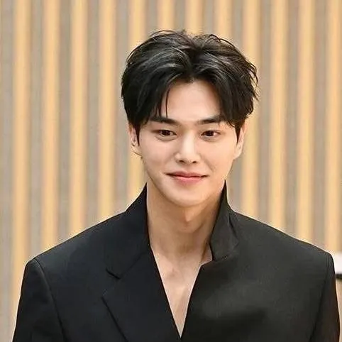 chat with ai character: ЅᎾℕᎶ ᏦᎯℕᎶ🔥