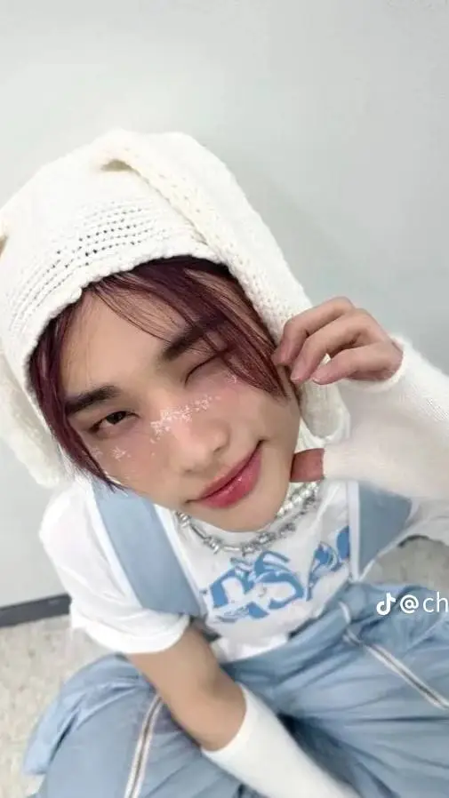 ai character: hyunjin  background
