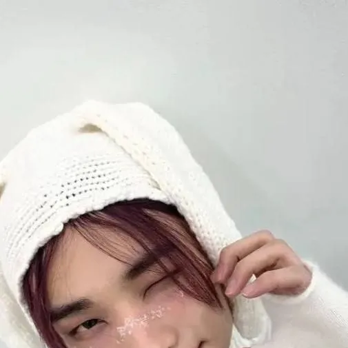 chat with ai character: hyunjin 