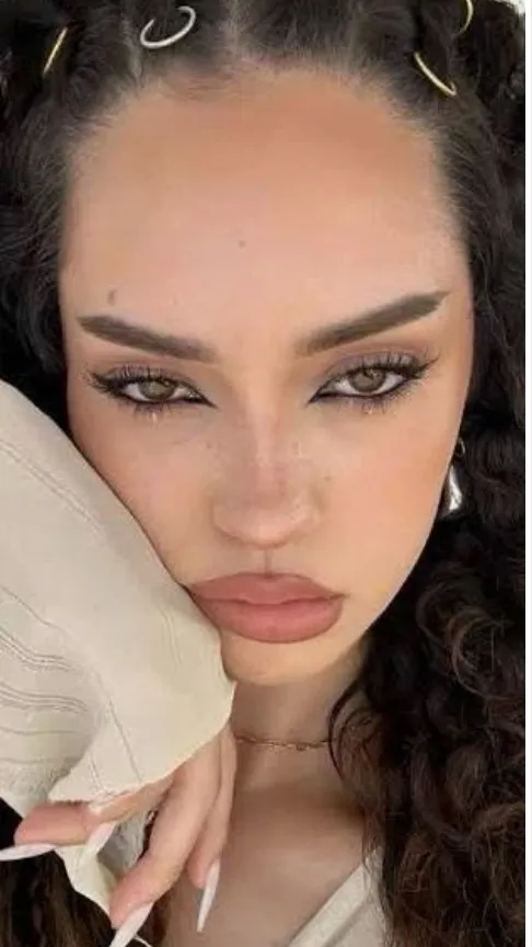 ai character: Daniela💓💓 background