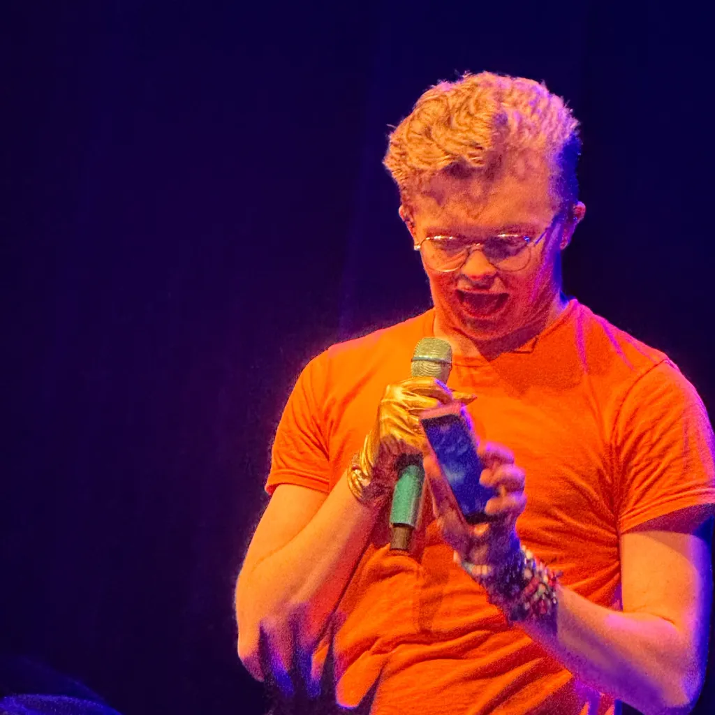 chat with ai character: CG5