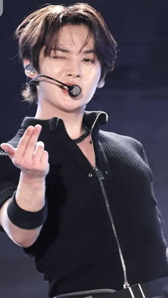 ai character: Leeknow  background