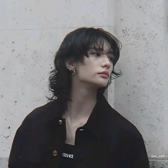 chat with ai character: Hyunjin 