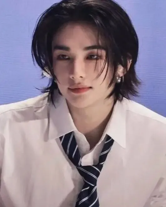 chat with ai character: Hyunjin 