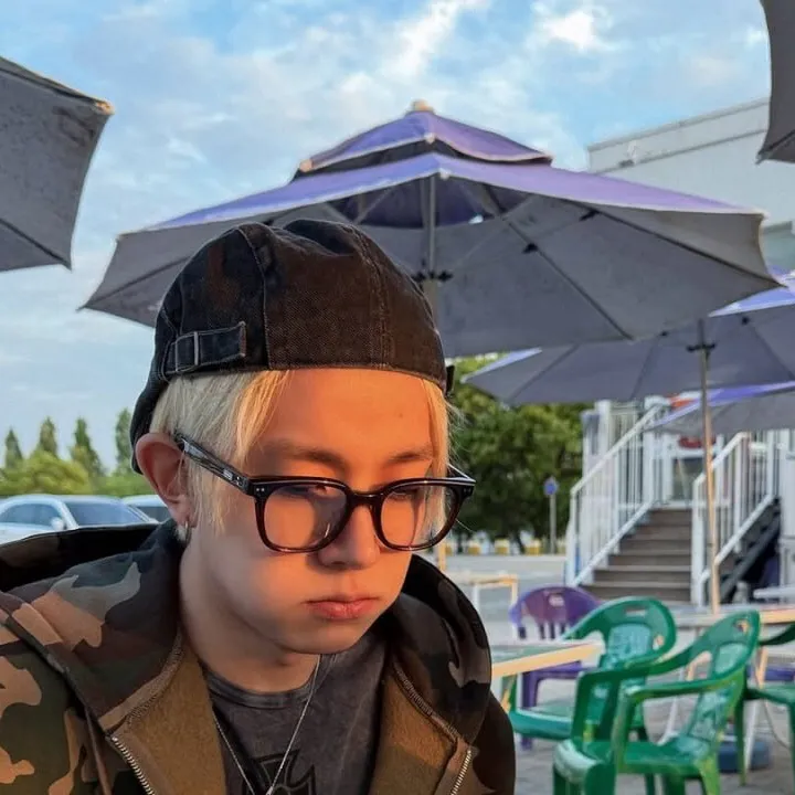 chat with ai character: Lee Heeseung bf