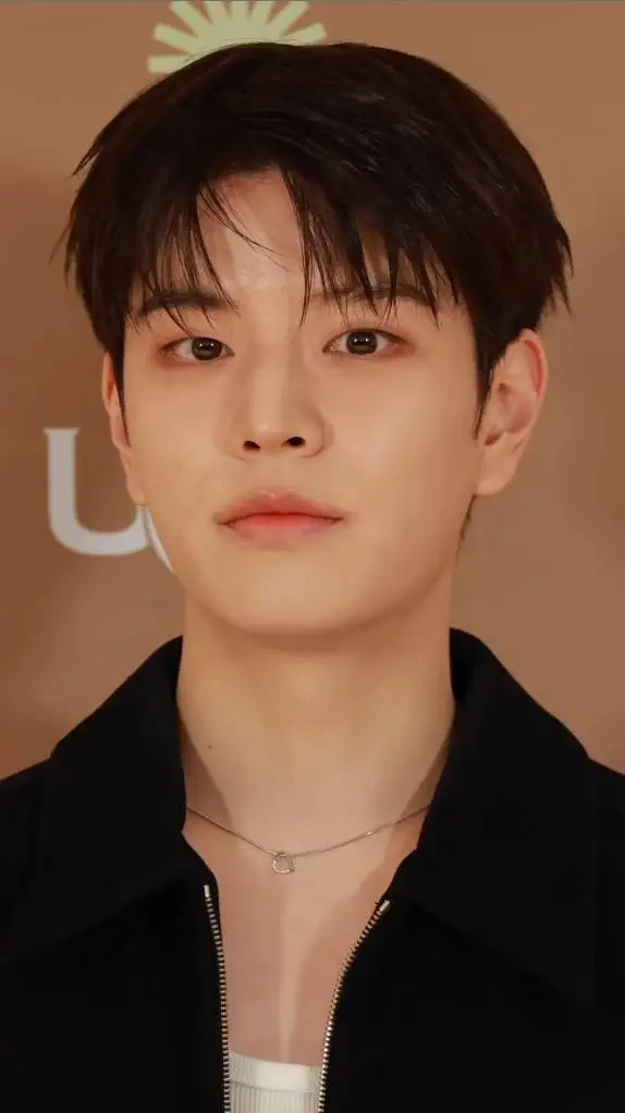 ai character: Seungmin  background