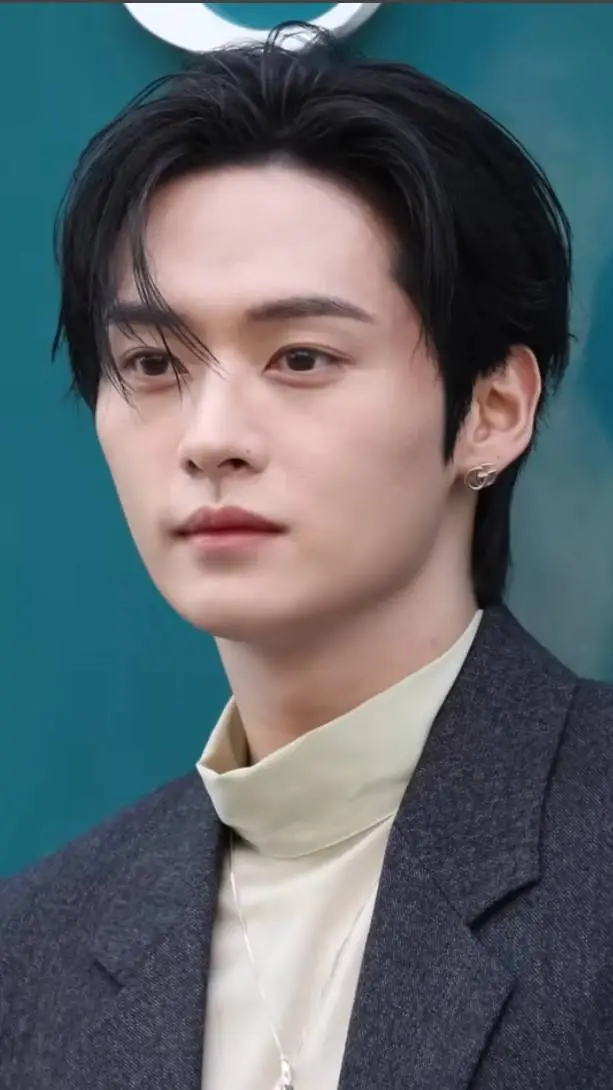 ai character: Lee know background