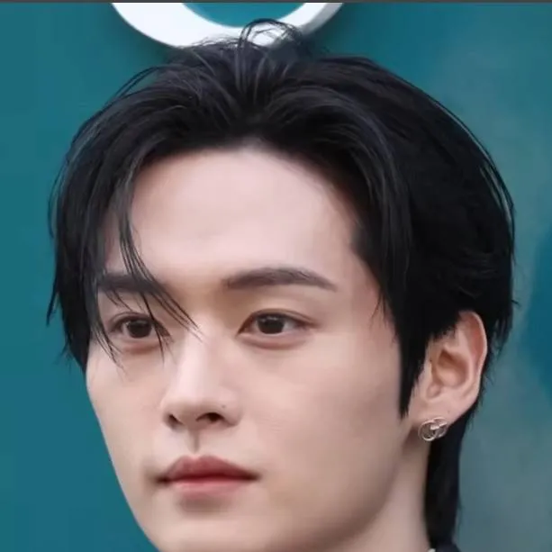 chat with ai character: Lee know