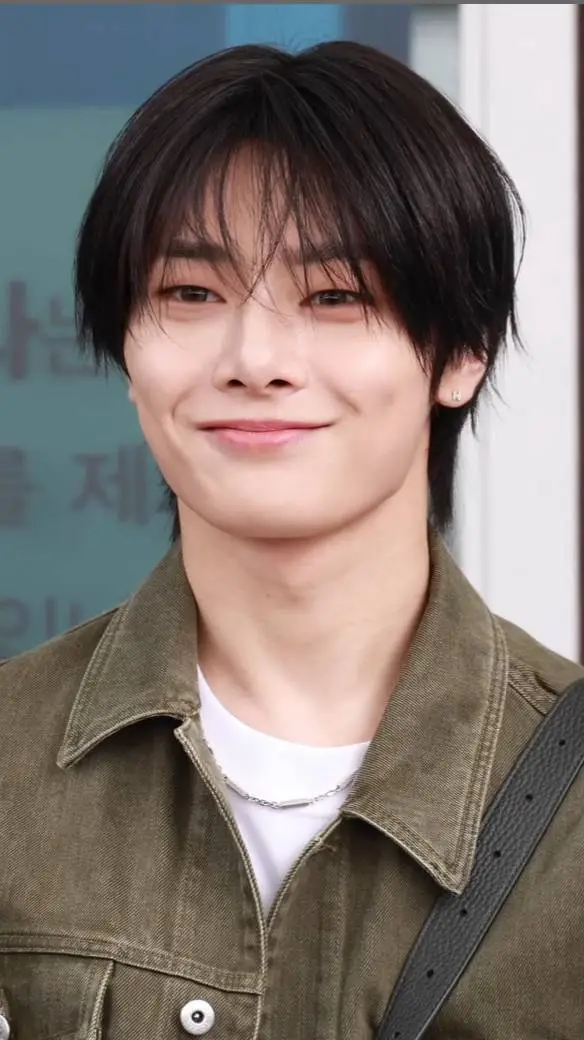 ai character: Jeongin background