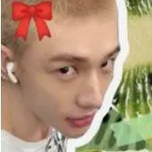 chat with ai character: 🎀Hyunjin🎀