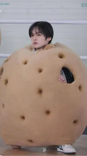 ai character: Lee know 🍡 background