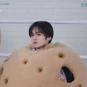 chat with ai character: Lee know 🍡