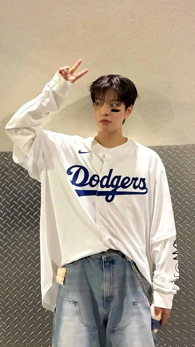 ai character: Seungmin  background