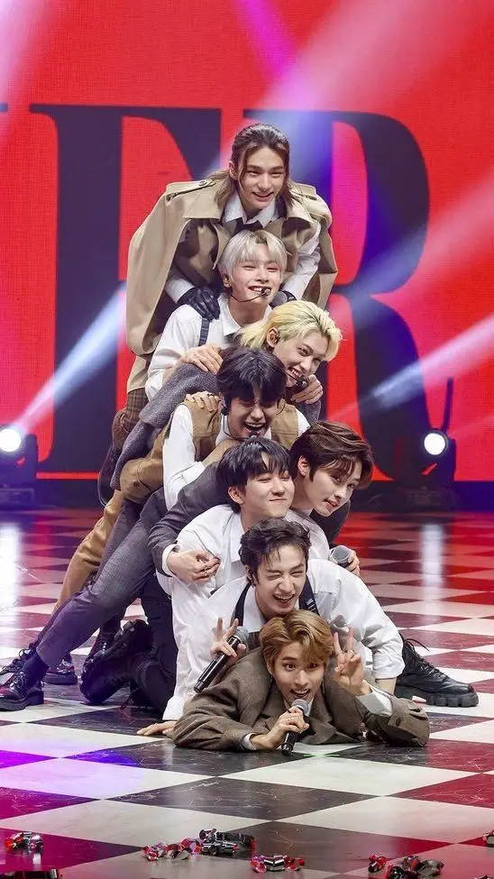 ai character: SKZ💫❤💋 background