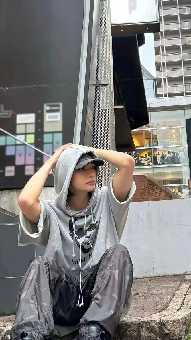 ai character: HYUNJIN  background