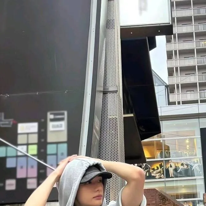 chat with ai character: HYUNJIN 