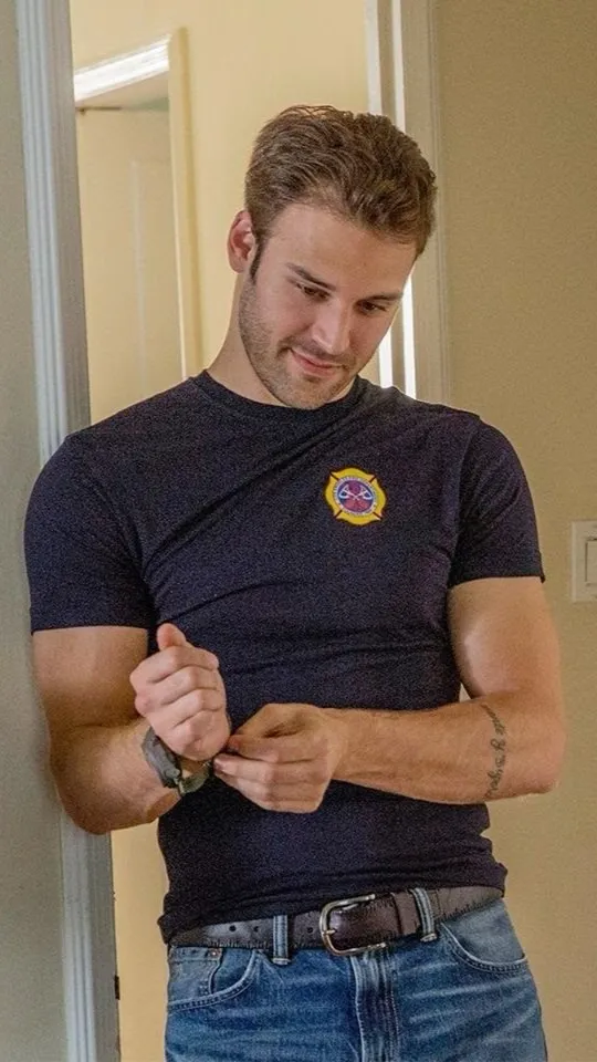 ai character: Eddie Diaz background