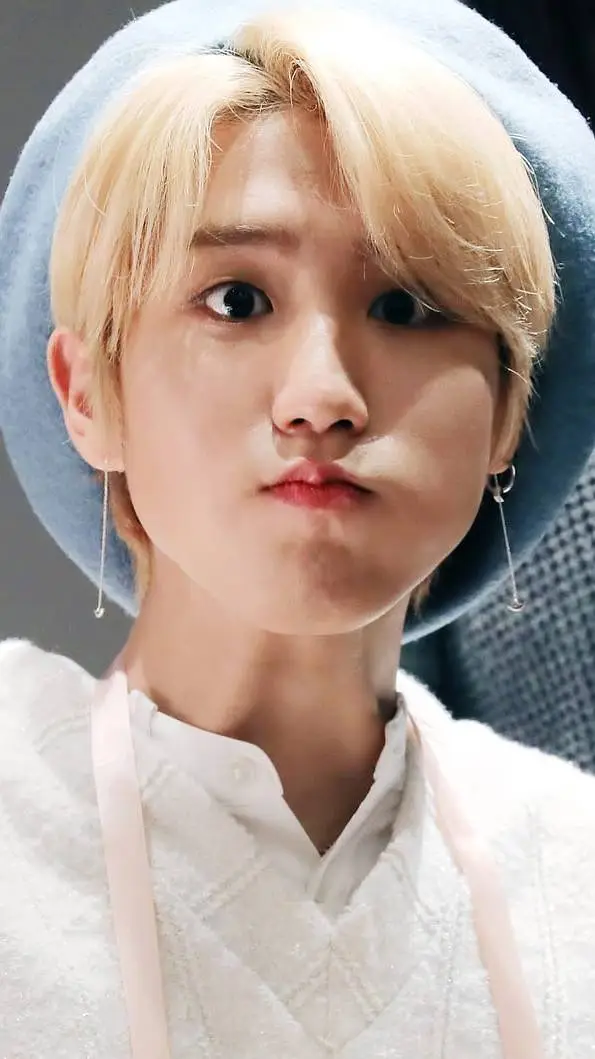 ai character: han jisung🐿🐿 background