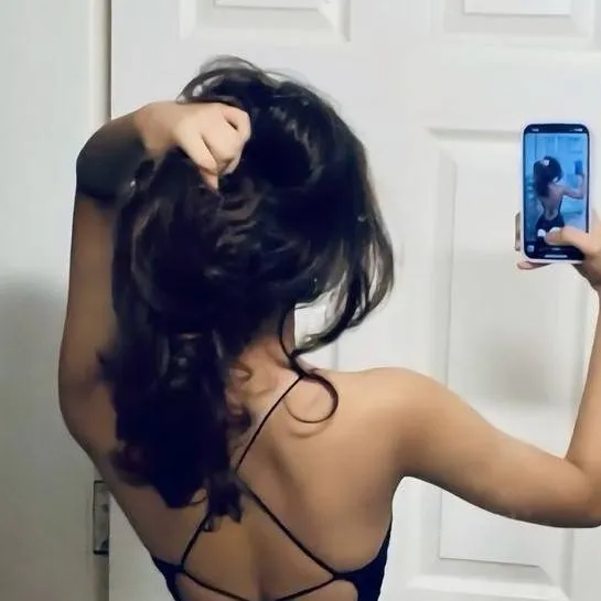 chat with ai character: Mia