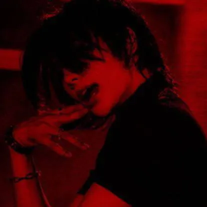 chat with ai character: 💋Hwang Hyunjin💋